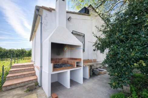 Casa antigua con área de barbacoa