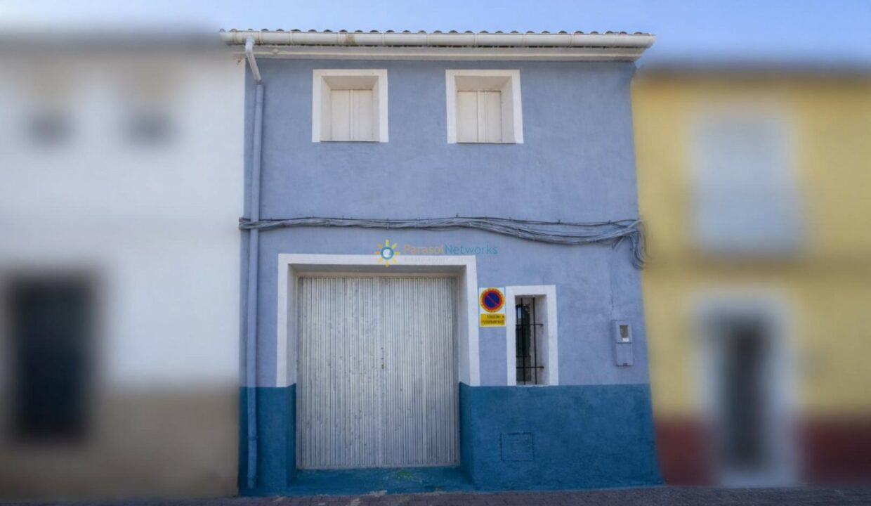 Casa azul en la calle tranquila