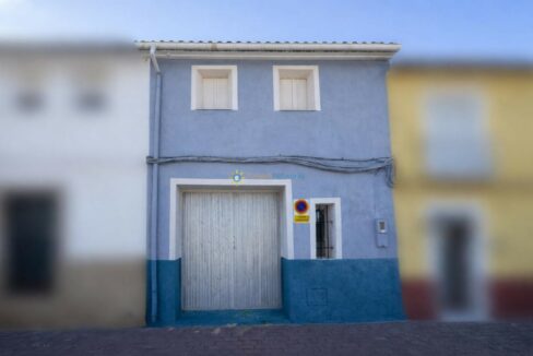 Casa azul en la calle tranquila