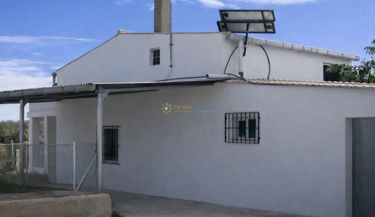 Casa blanca en entorno rural