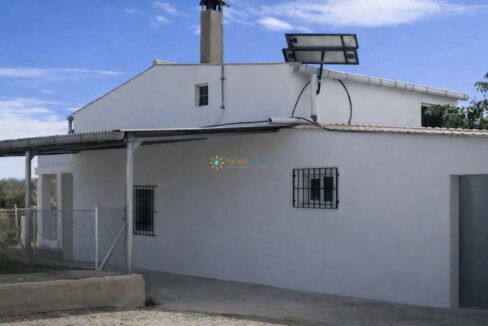 Casa blanca en entorno rural