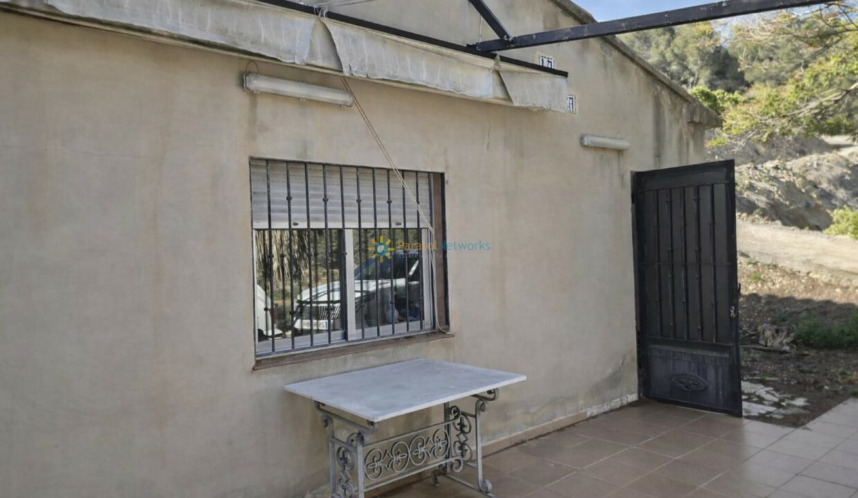 Casa de calle con patio tranquilo