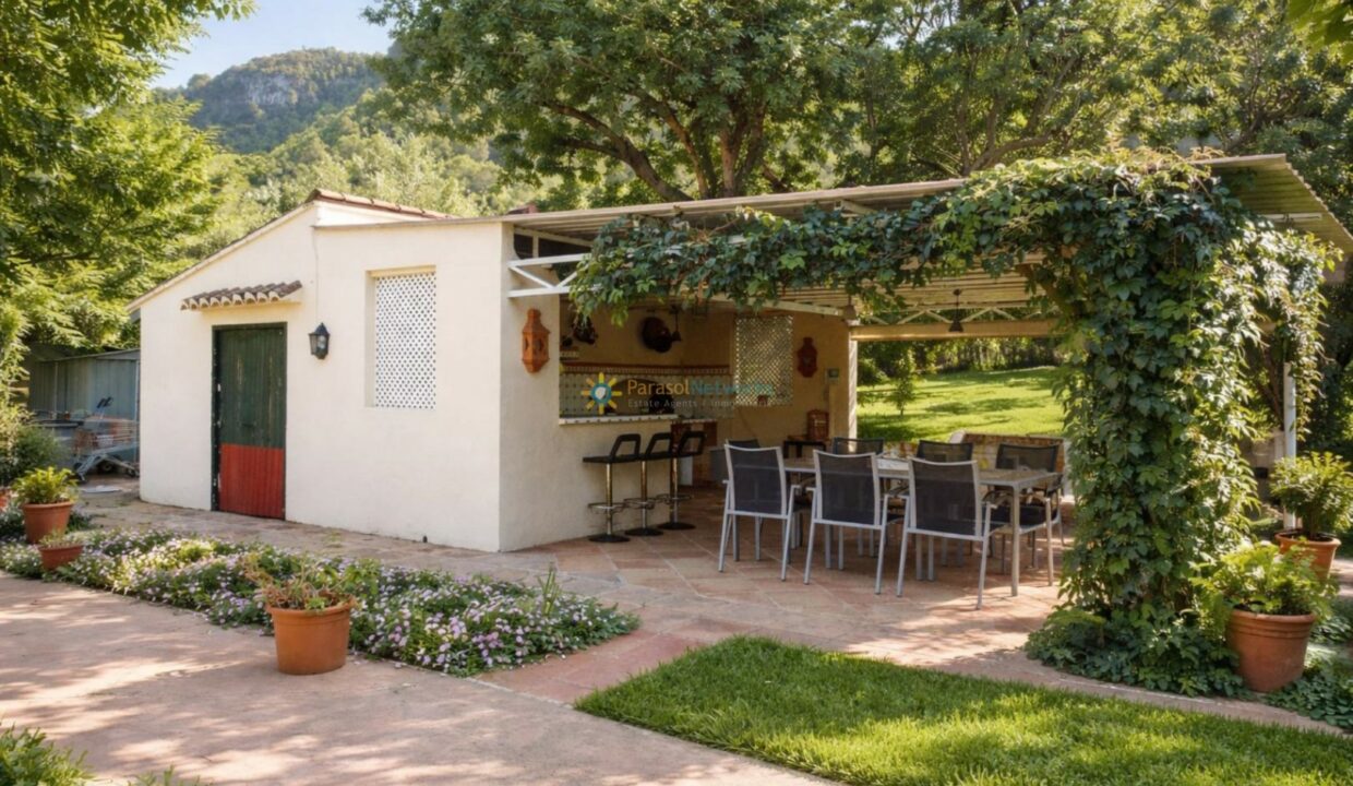 Casa de piscina con pérgola verde