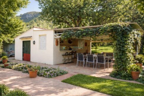 Casa de piscina con pérgola verde