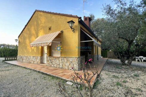 Casa mediterránea al atardecer