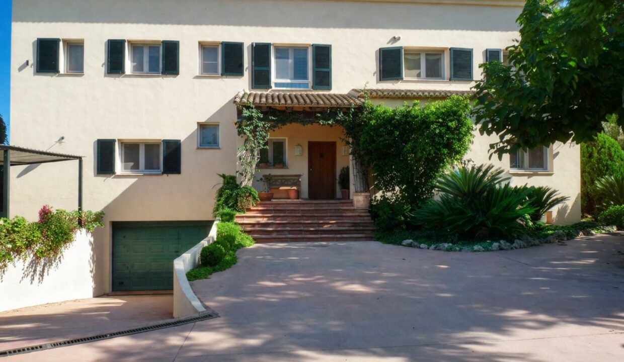 Casa mediterránea bajo el sol brillante