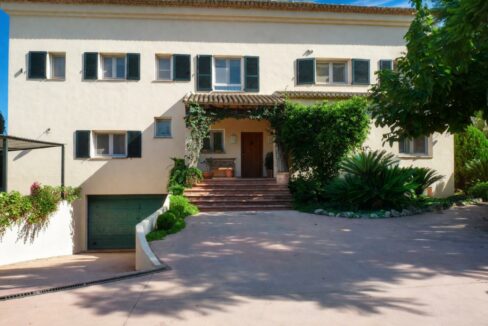 Casa mediterránea bajo el sol brillante