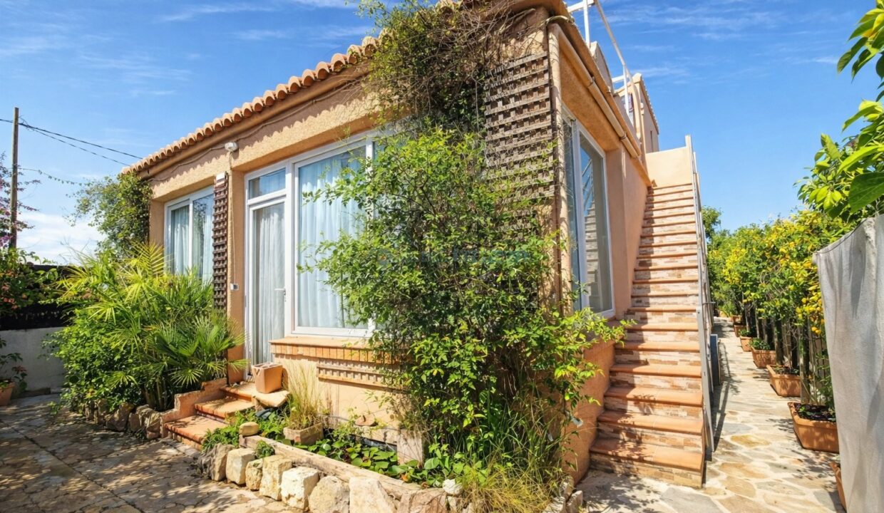 Casa mediterránea con jardín vibrante