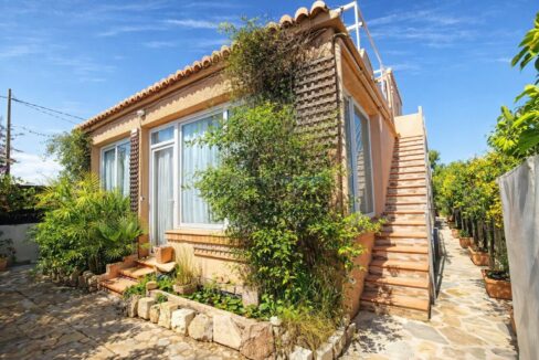 Casa mediterránea con jardín vibrante