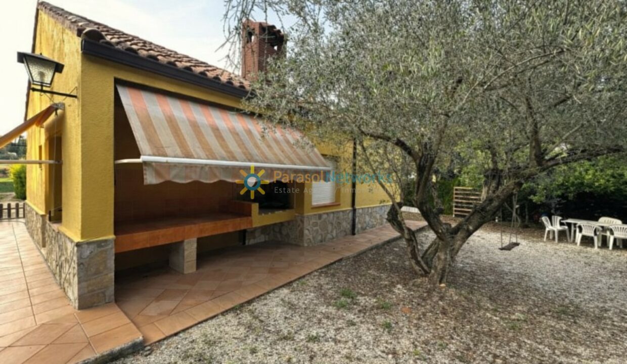 Casa mediterránea con oliva en jardín