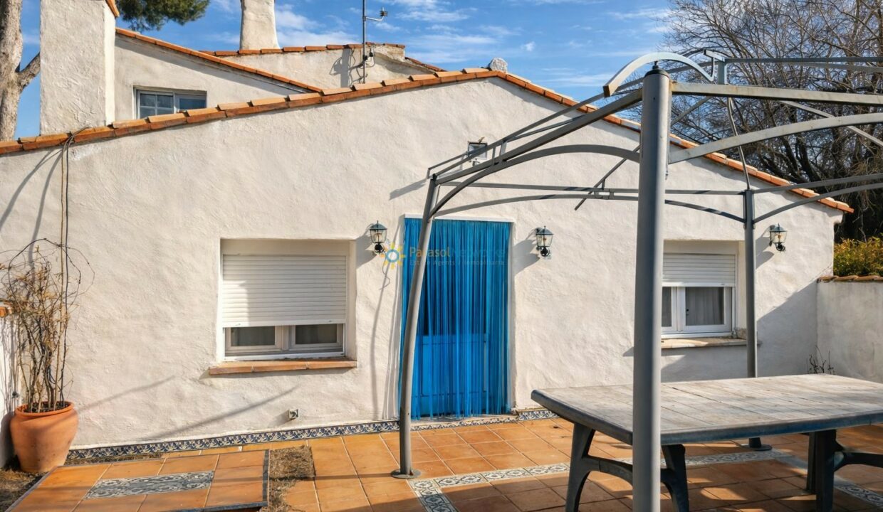 Casa mediterránea con patio solado