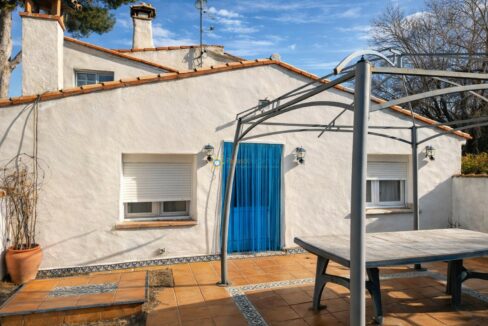 Casa mediterránea con patio solado