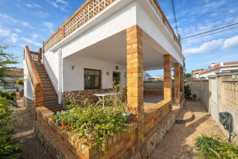 Casa mediterránea con terraza y jardín
