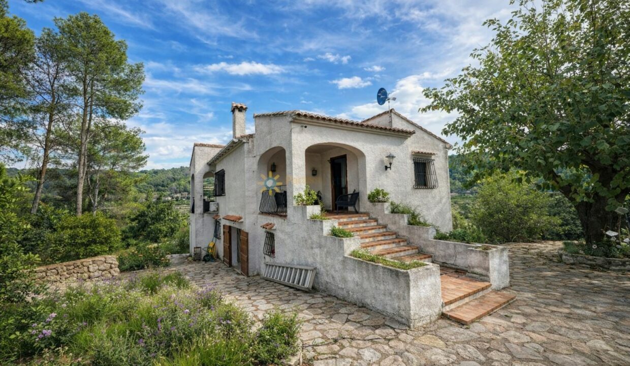 Casa mediterránea en el bosque