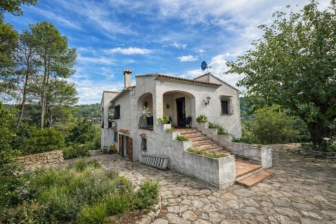 Casa mediterránea en el bosque