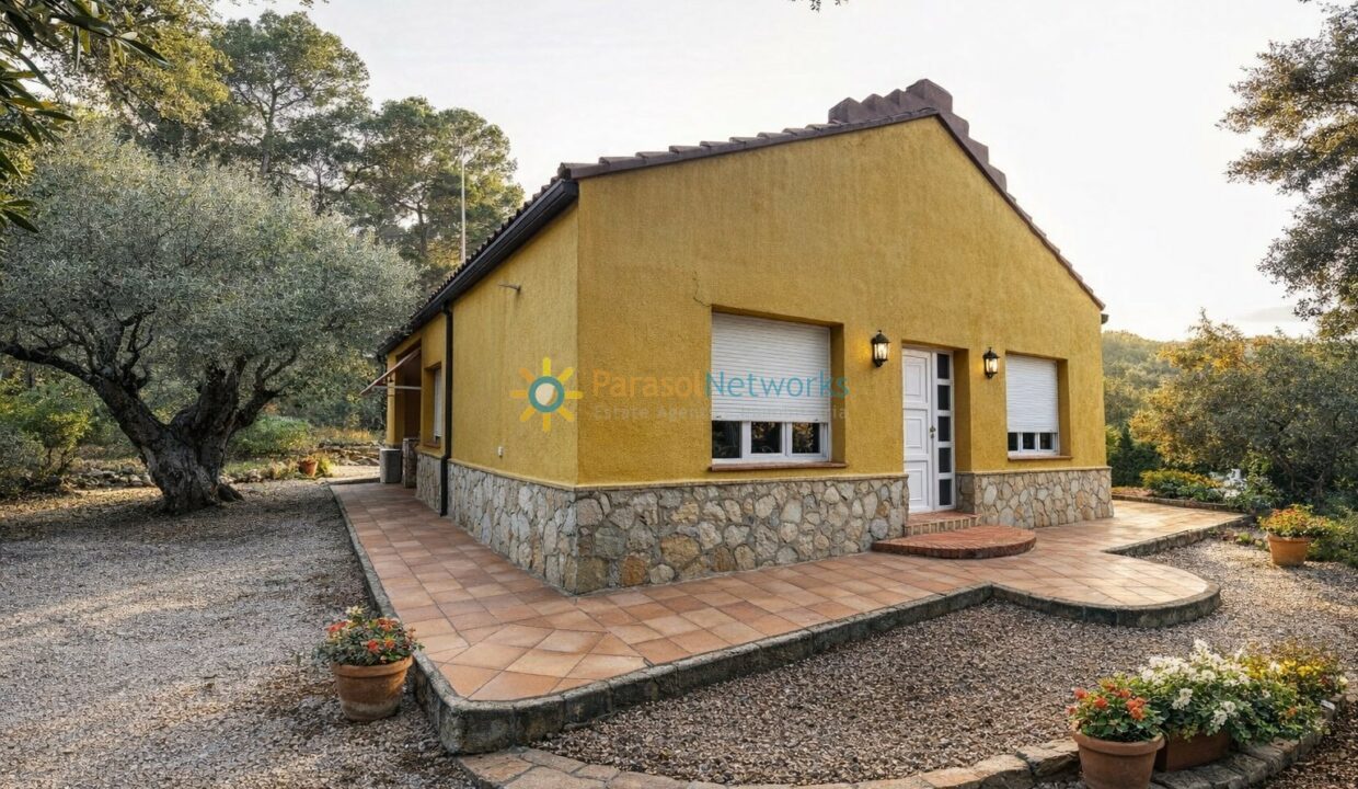Casa mediterránea en un bosque tranquilo
