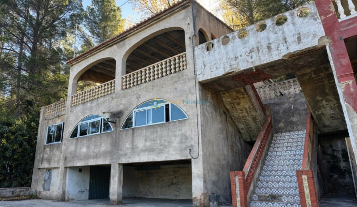 Casa mediterránea entre pinos altos