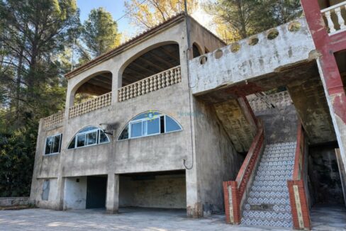 Casa mediterránea entre pinos altos