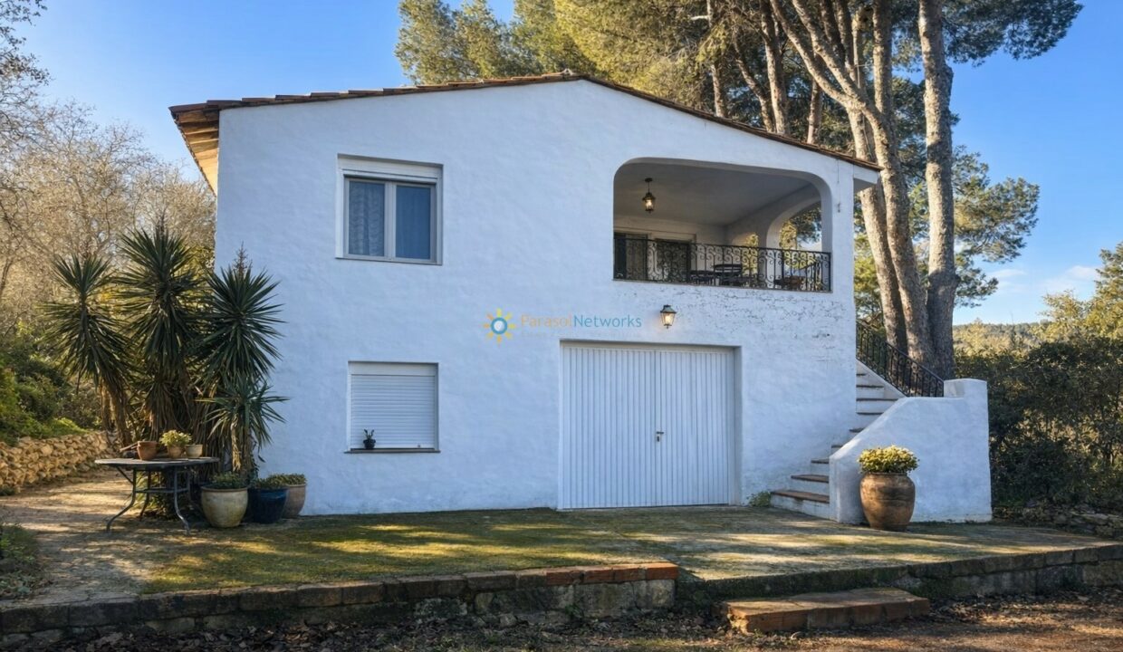 Casa mediterránea rodeada de pinos