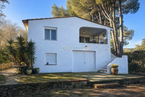 Casa mediterránea rodeada de pinos