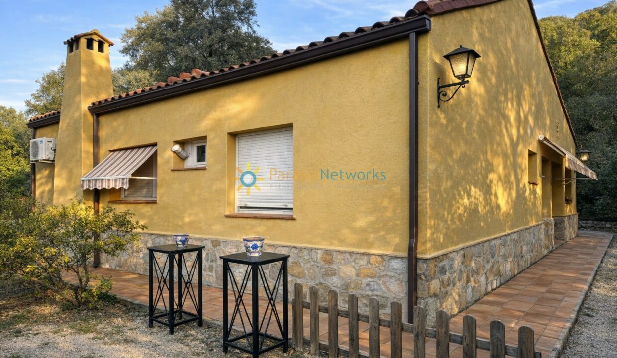 Casa mediterránea rodeada de vegetación