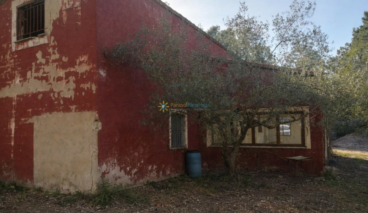 Casa roja abandonada al atardecer