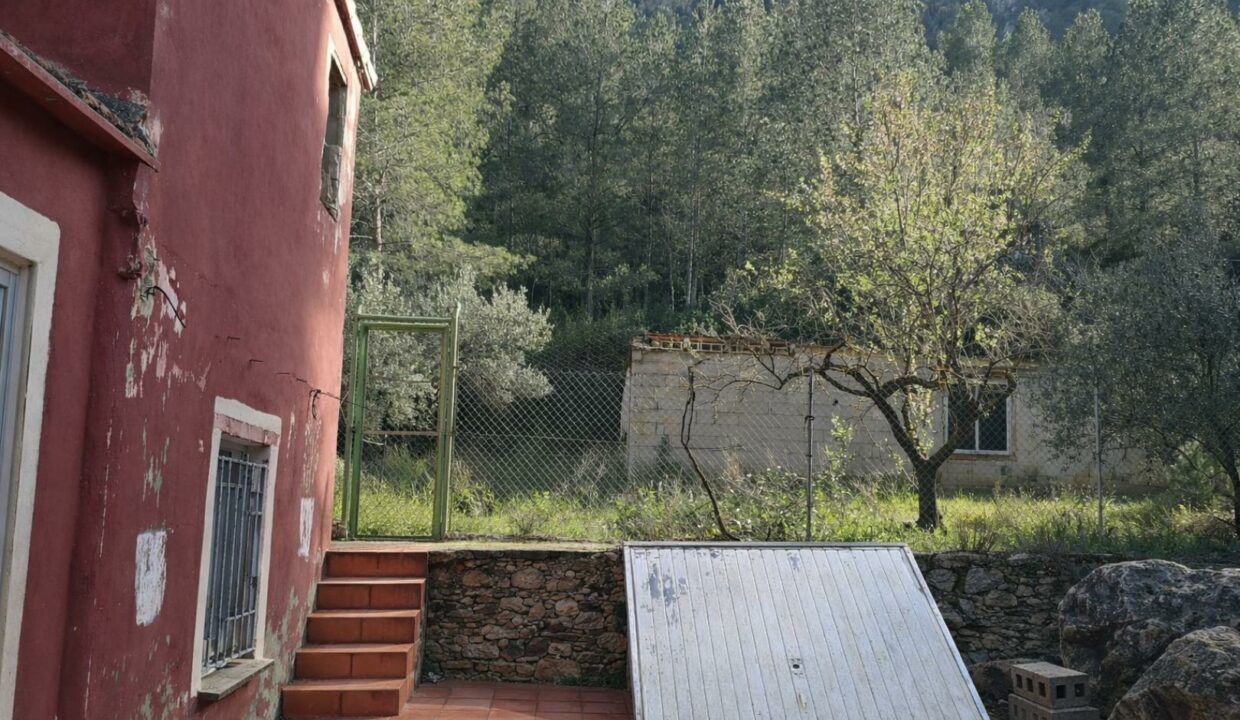 Casa roja y paisaje rural