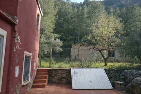 Casa roja y paisaje rural