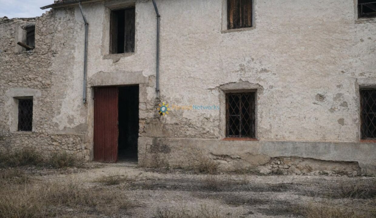 Casa rural abandonada y deteriorada