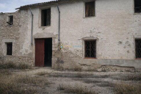 Casa rural abandonada y deteriorada