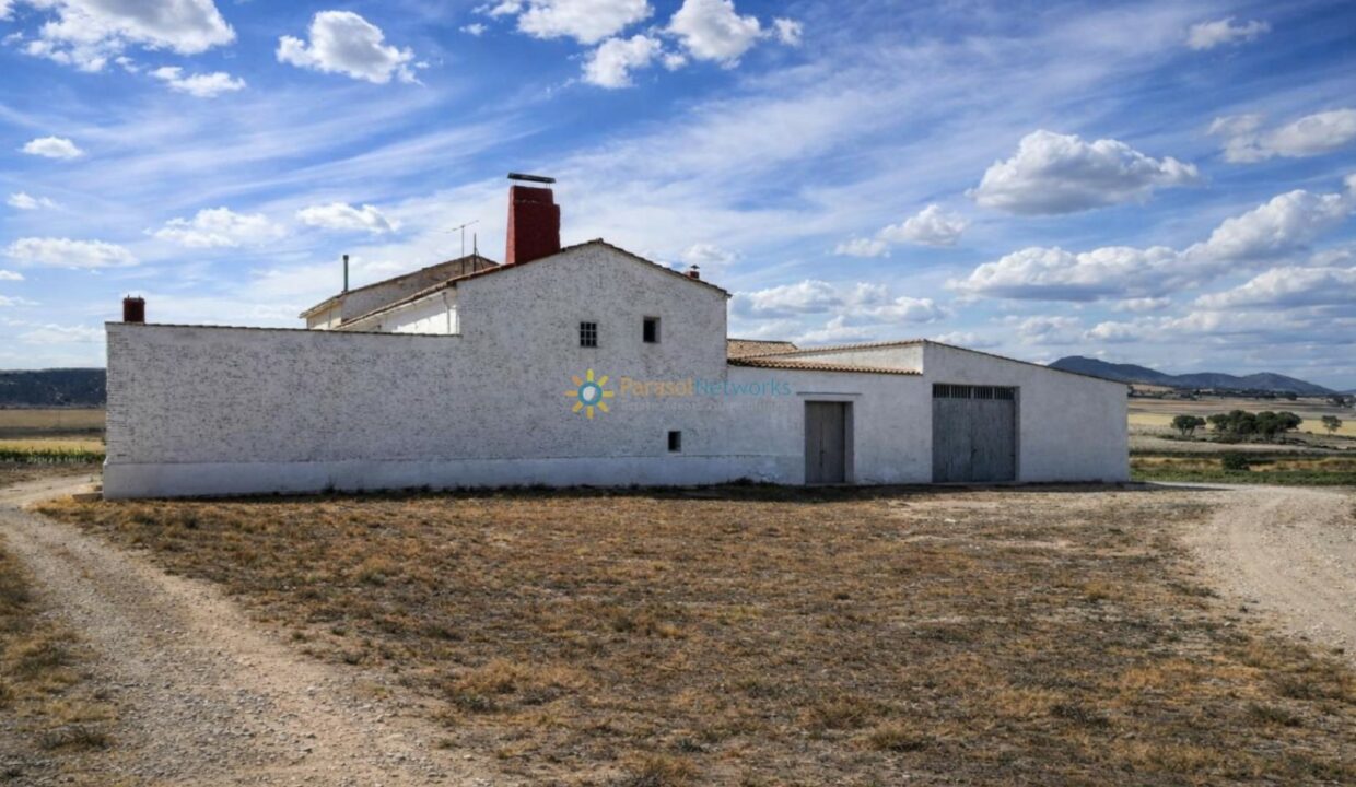 Casa rural con chimenea roja