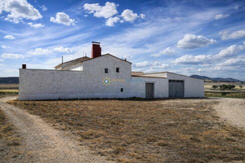 Casa rural con chimenea roja
