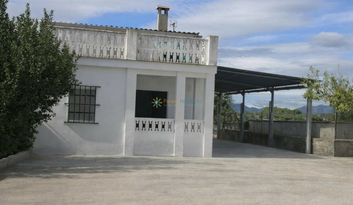 Casa rural con espacio cubierto