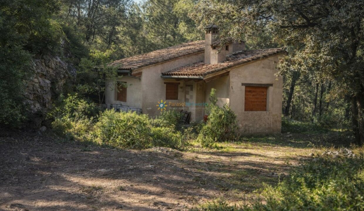 Casa rústica en el bosque