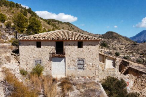 Casa rústica en paisaje mediterráneo