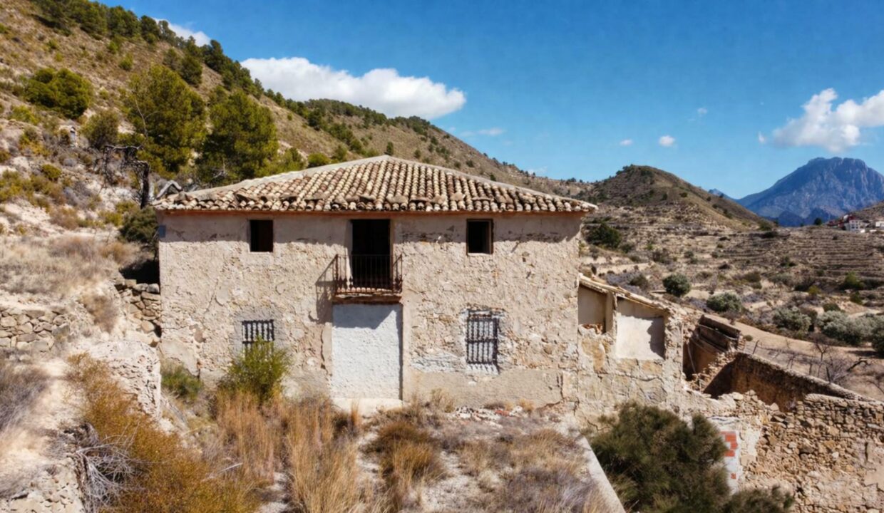 Casa rústica en paisaje mediterráneo