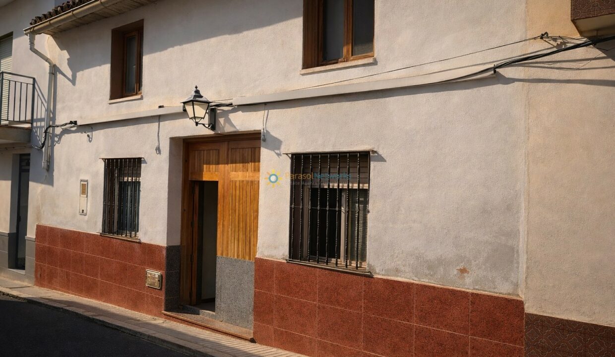 Casa tradicional en calle soleada