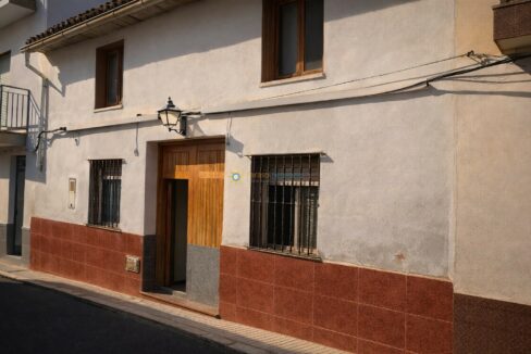 Casa tradicional en calle soleada
