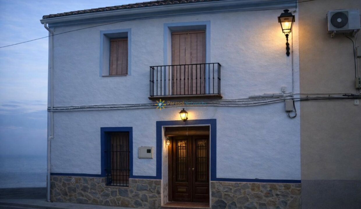 Casa tradicional española al anochecer