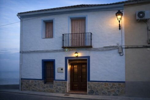 Casa tradicional española al anochecer