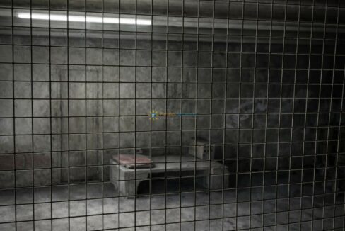 Celdas frías y grises de prisión