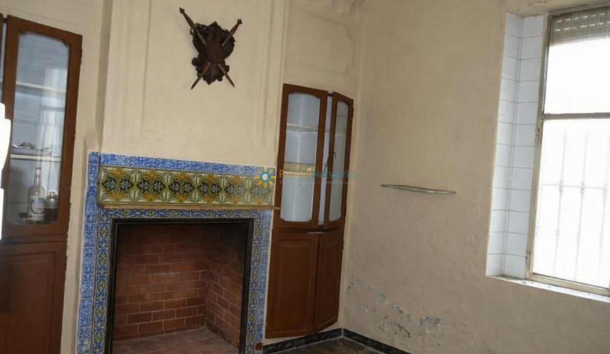 Chimenea limpia con azulejos decorativos