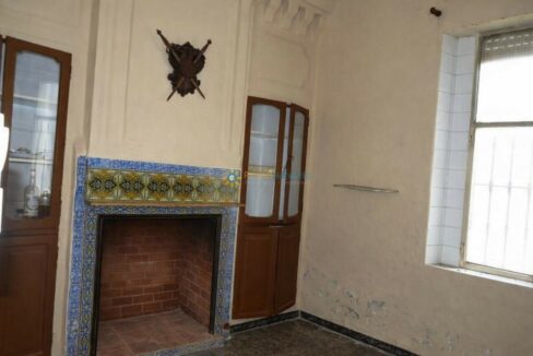 Chimenea limpia con azulejos decorativos