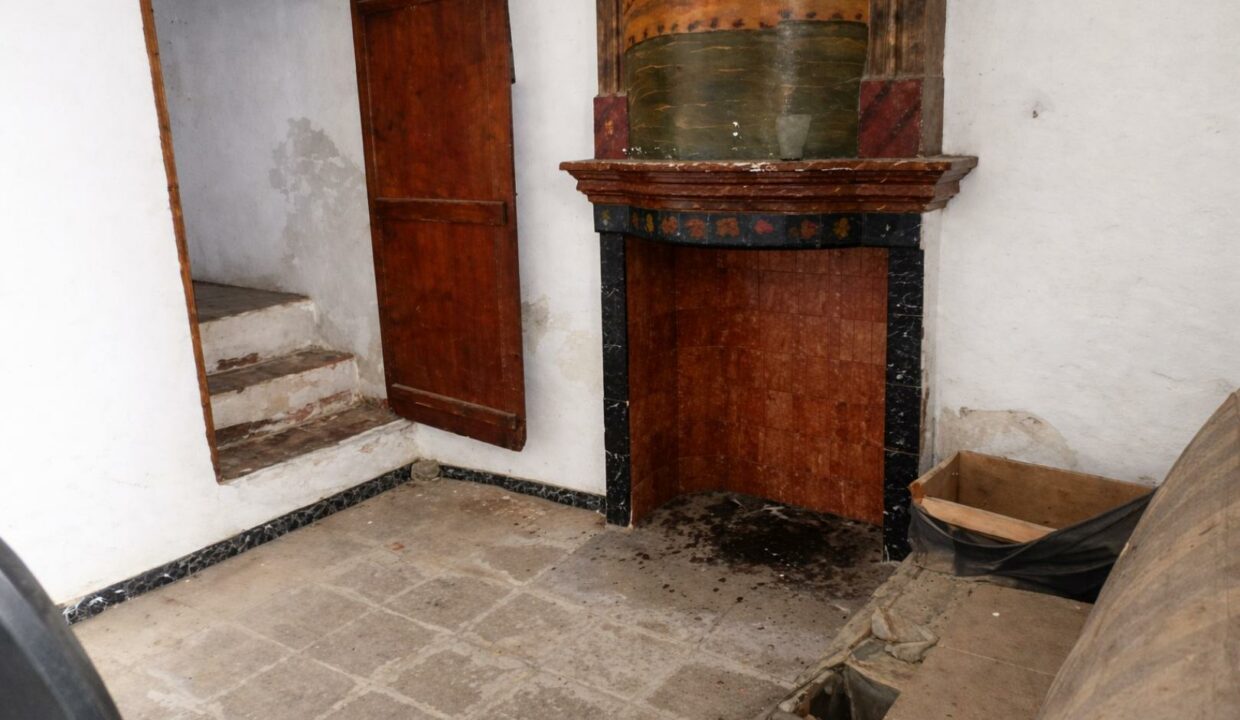 Chimenea rústica en habitación antigua