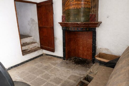 Chimenea rústica en habitación antigua