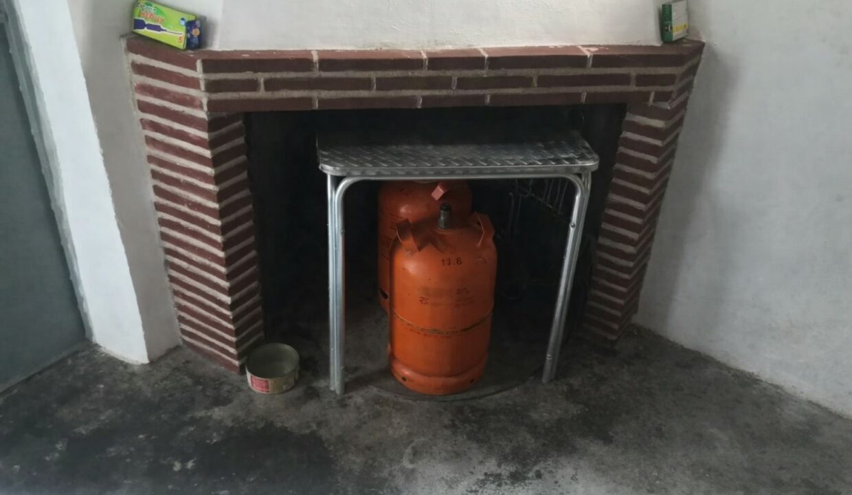 Cilindro de gas en chimenea