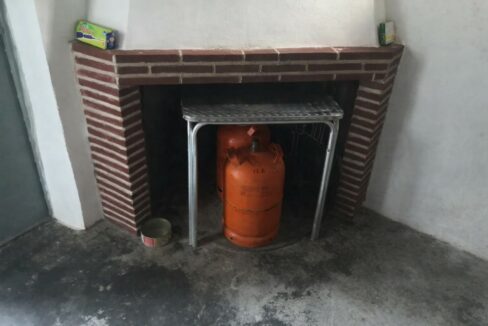Cilindro de gas en chimenea