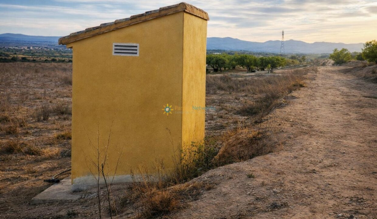 Cobertizo amarillo en paisaje rural