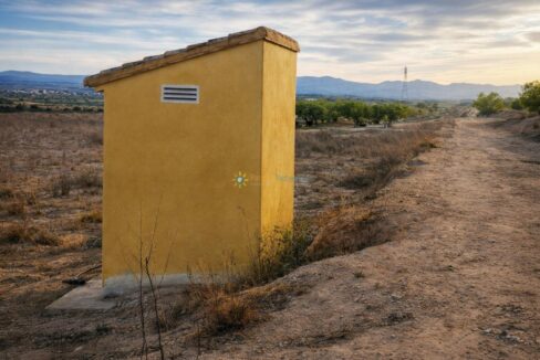 Cobertizo amarillo en paisaje rural