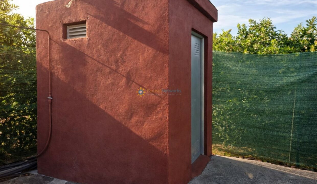 Cobertizo de utilidad al atardecer